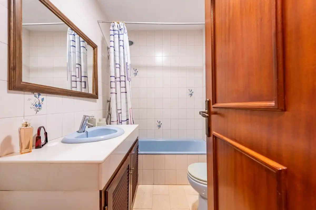 Badezimmer von Einfamilien-Reihenhaus zum Verkauf in Benahavís mit Klimaanlage, Heizung und Terrasse