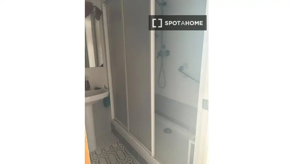 Bathroom of Flat for share in Pineda de Mar  with Air Conditioner, Heating and Furnished