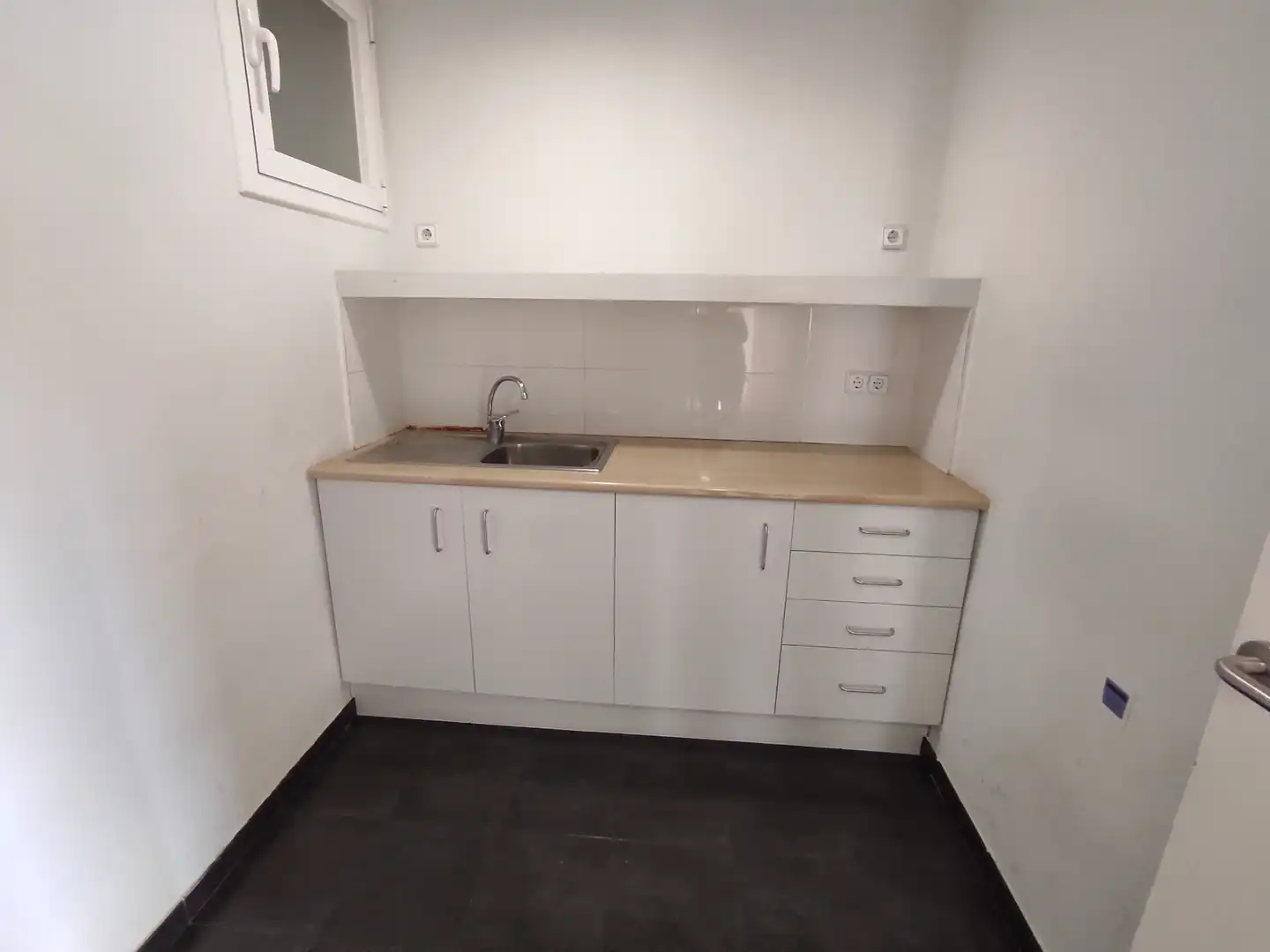 Küche von Büro zur Miete in Barcelona mit Klimaanlage, Heizung und Balkon