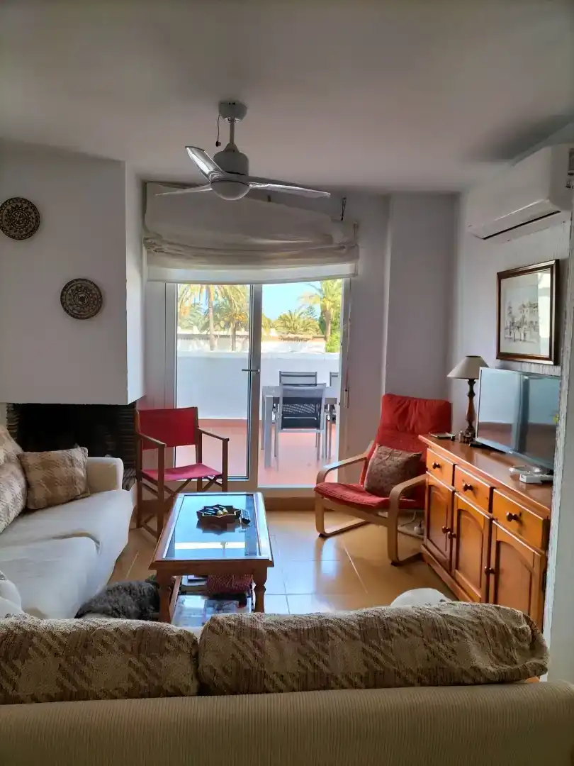 Sala d'estar de Pis de lloguer en Zahara de los Atunes amb Aire condicionat, Piscina i Moblat