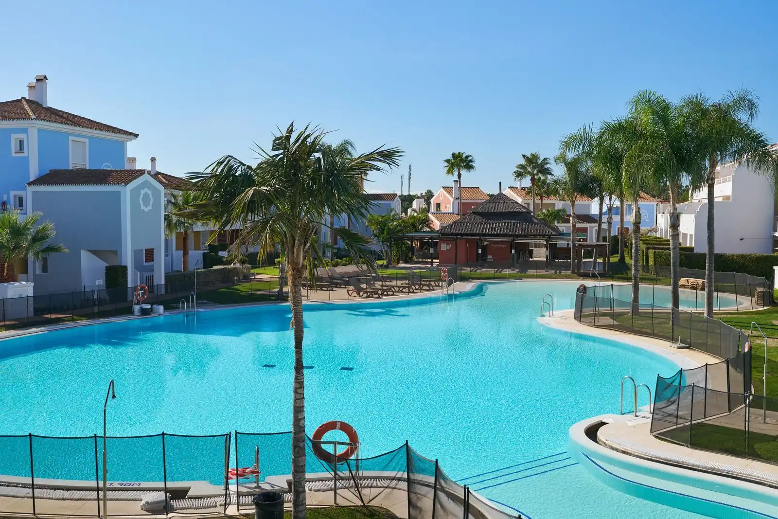 Piscina de Casa adosada en venta en Estepona con Aire acondicionado, Terraza y Amueblado