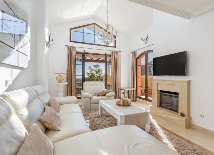 Living room of Attic for sale in Benahavís  with Air Conditioner, Terrace and Community pool