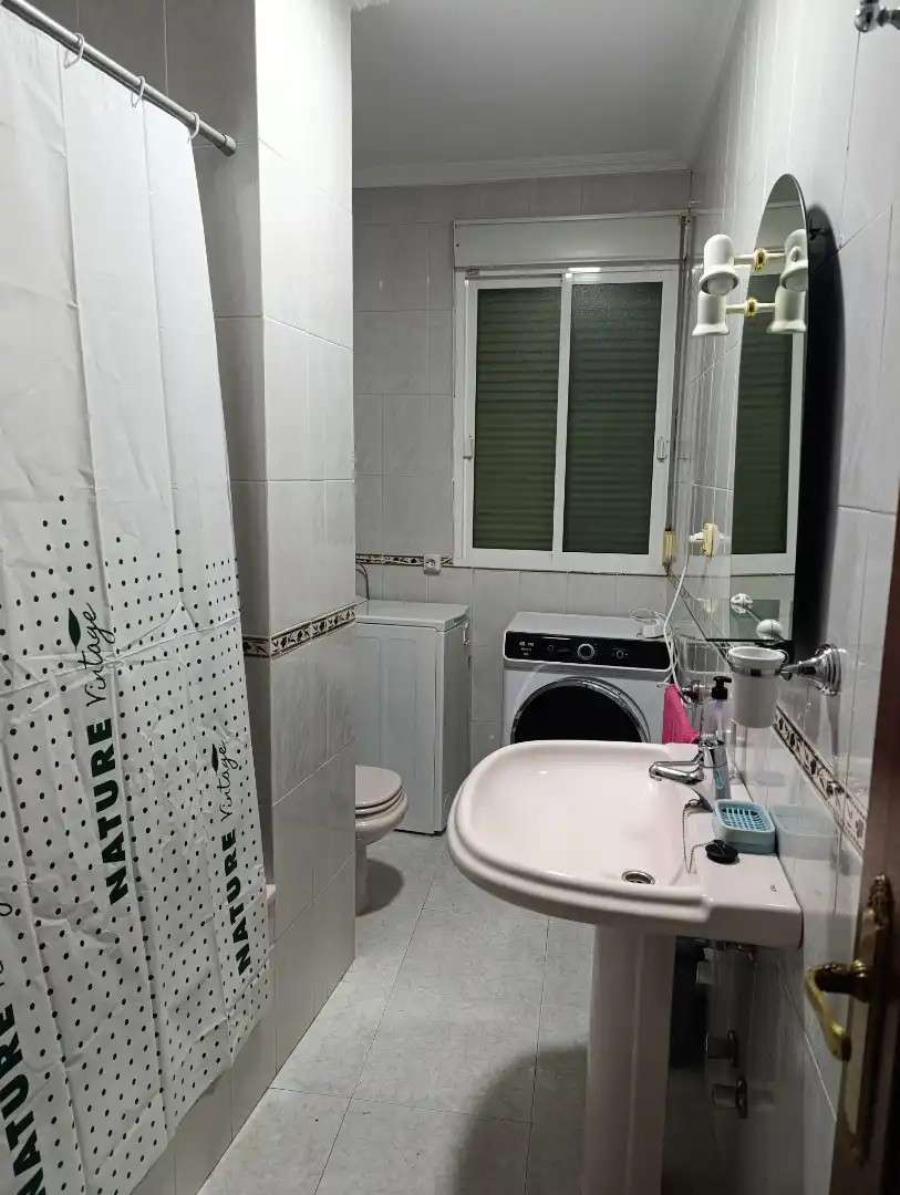 Baño de Piso para compartir en Baeza, Jaén