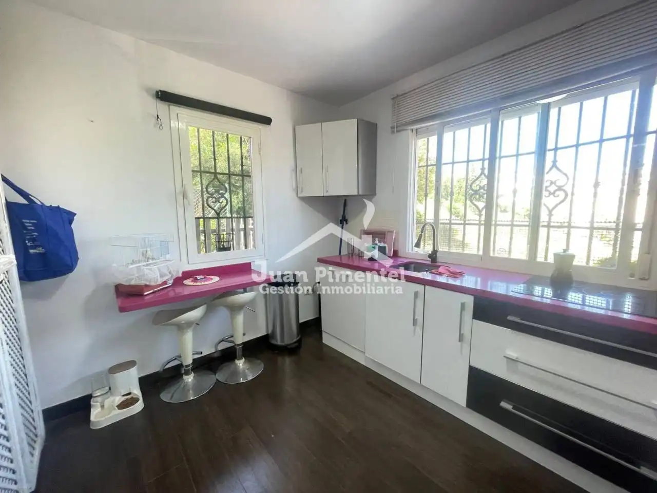 Cuina de Casa adosada en venda en Estepona amb Aire condicionat, Jardí privat i Terrassa