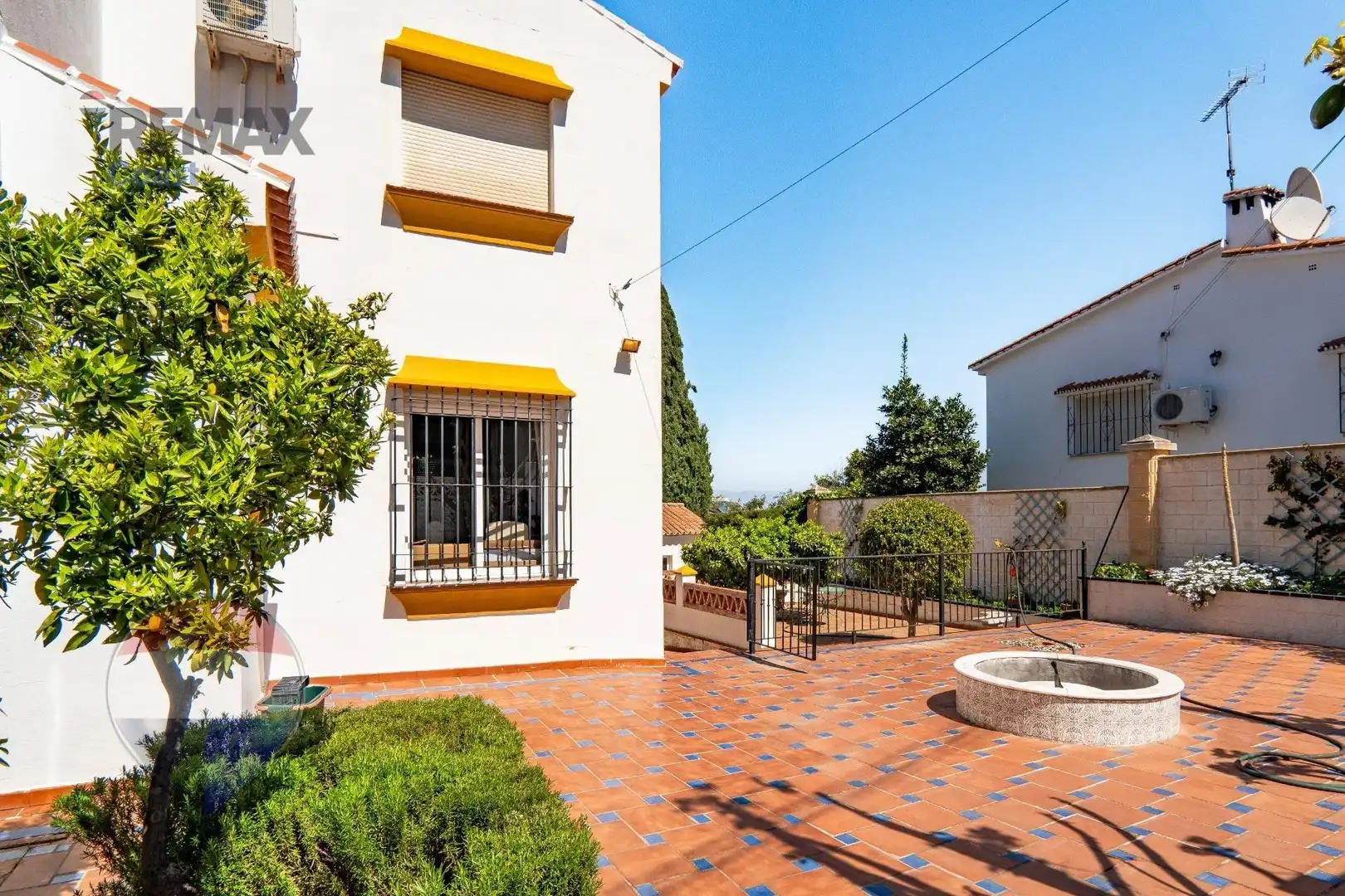 Vista exterior de Casa o xalet en venda en Alhaurín de la Torre amb Piscina comunitària
