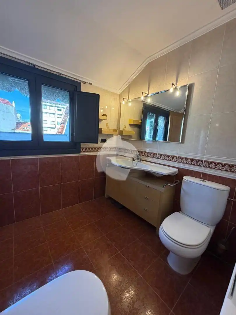 Baño de Dúplex de alquiler en Ourense Capital  con Calefacción