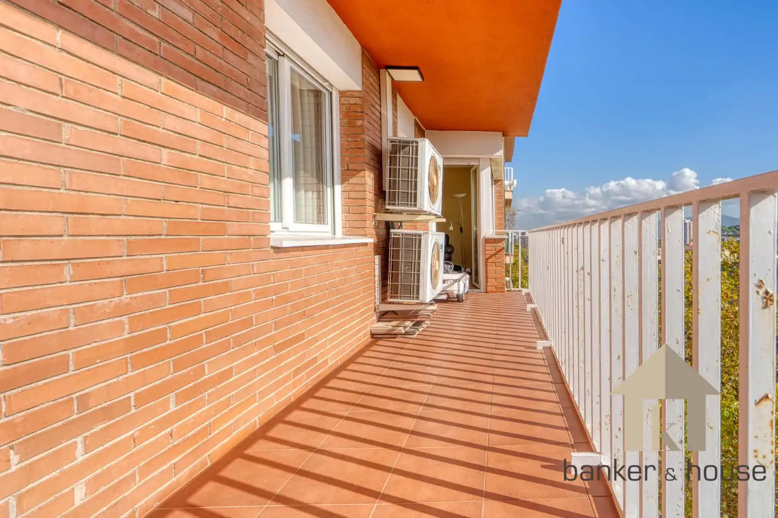 Vista exterior de Pis en venda en Cerdanyola del Vallès amb Aire condicionat, Calefacció i Parquet