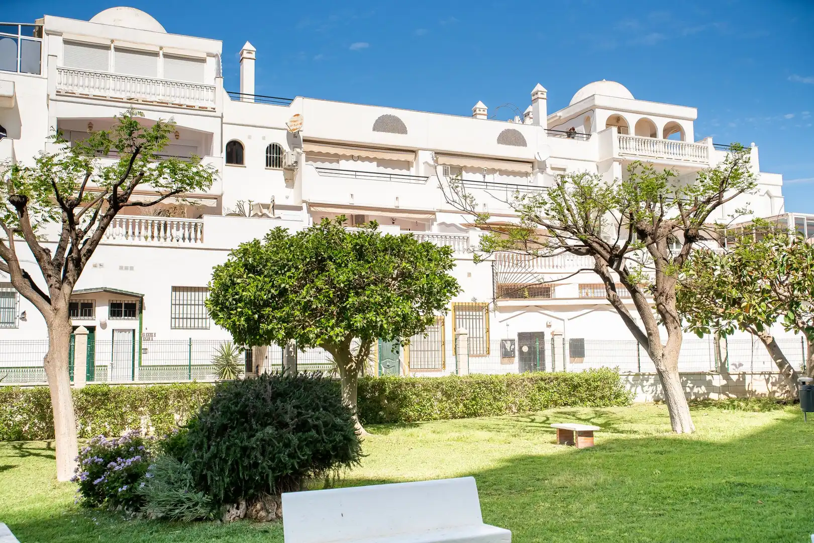 Außenansicht von Wohnungen zum Verkauf in Algarrobo mit Terrasse
