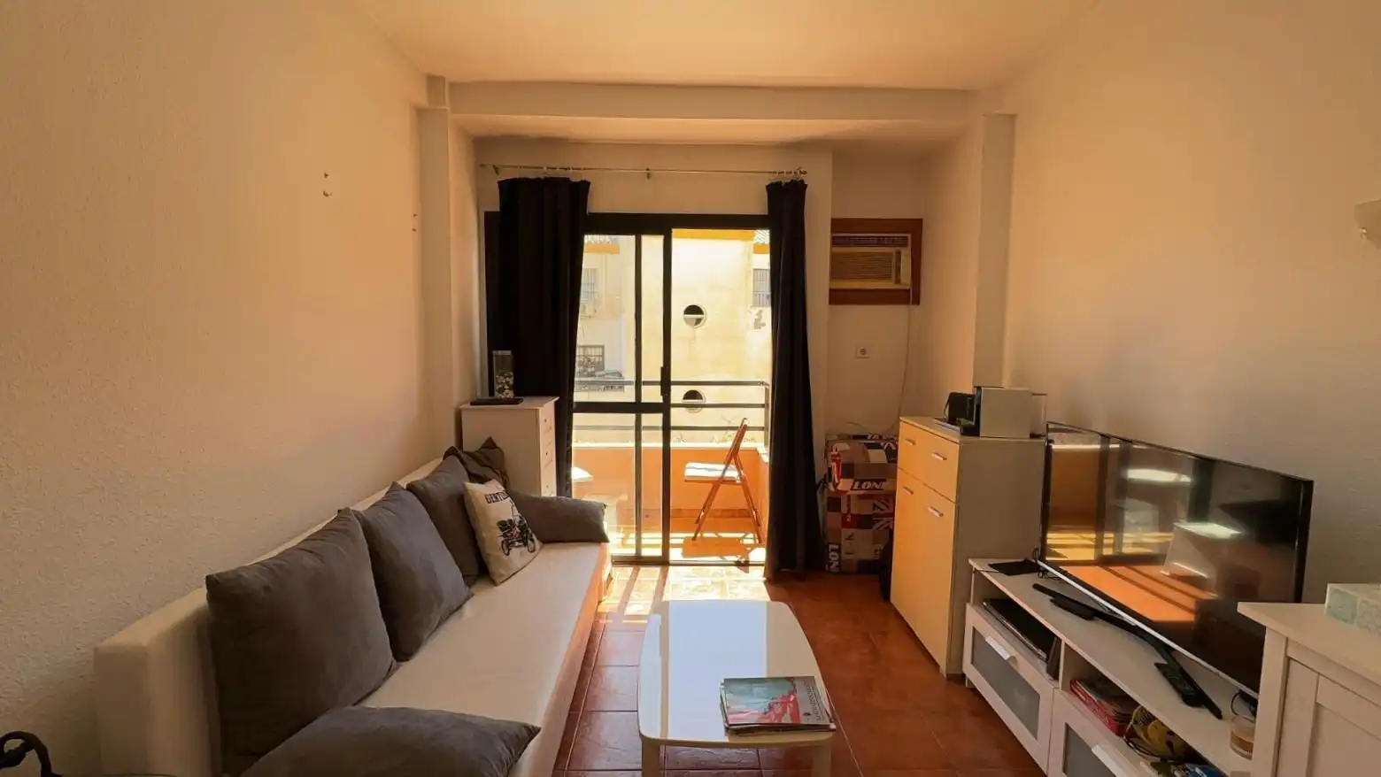 Sala d'estar de Estudi en venda en Torremolinos amb Moblat