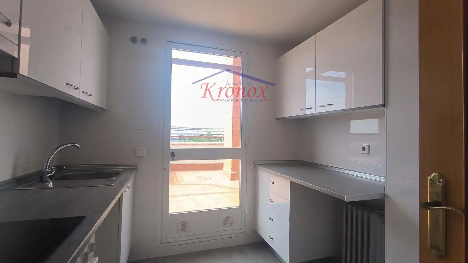 Küche von Dachboden zum Verkauf in Madrid mit Klimaanlage, Heizung und Terrasse