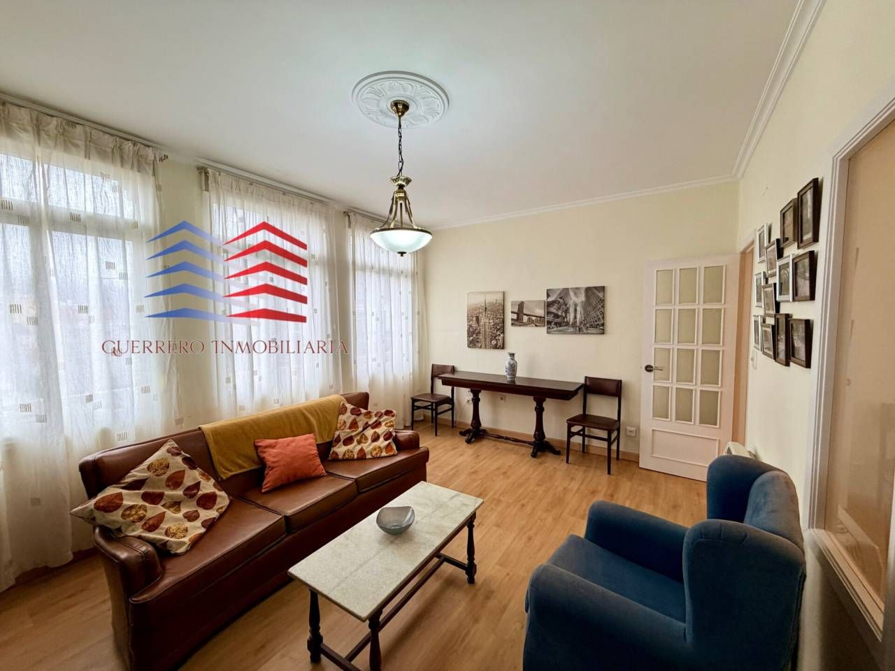 Living room of Apartment for rent in Ourense Capital   with Heating, Parquet flooring and Furnished