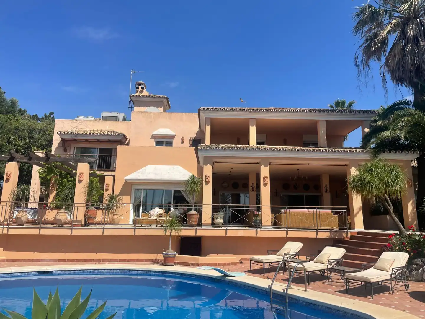 Vista exterior de Casa o xalet en venda en Estepona amb Aire condicionat, Terrassa i Traster