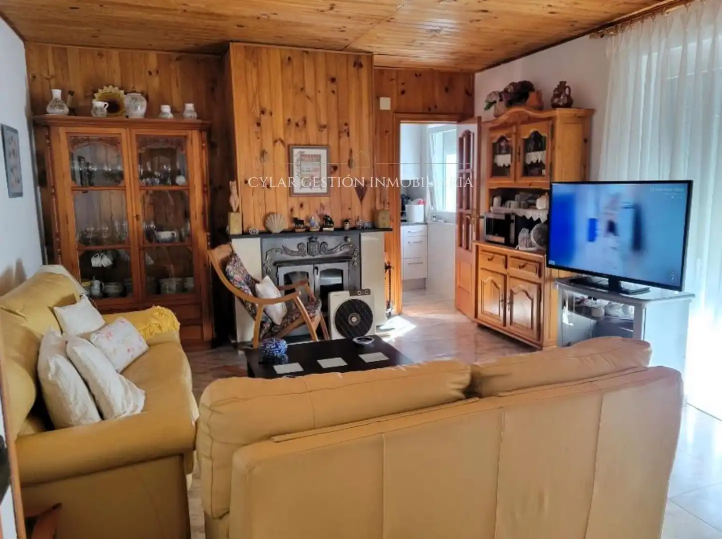 Sala d'estar de Casa o xalet en venda en Castellanos de Villiquera amb Calefacció i Piscina