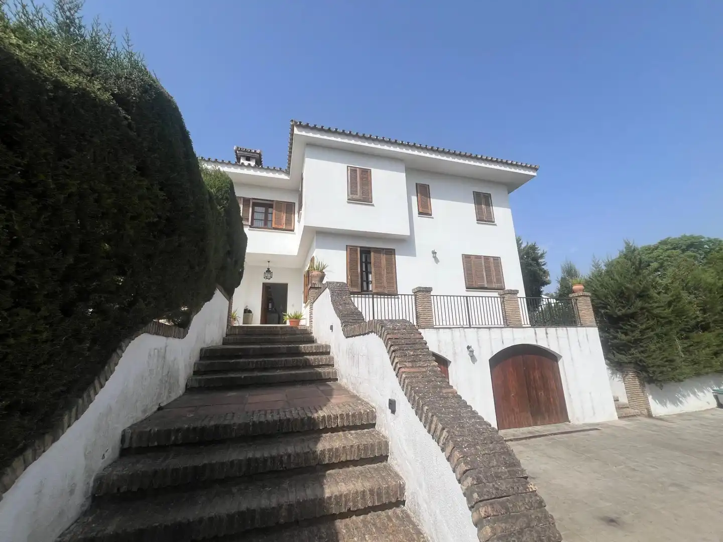 Vista exterior de Casa o xalet en venda en Mairena del Aljarafe amb Piscina comunitària