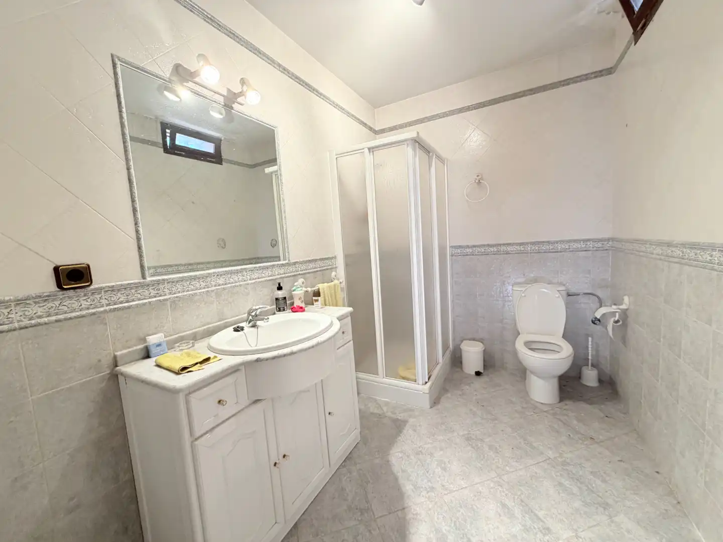 Bany de Casa o xalet en venda en Bormujos amb Aire condicionat, Jardí privat i Terrassa