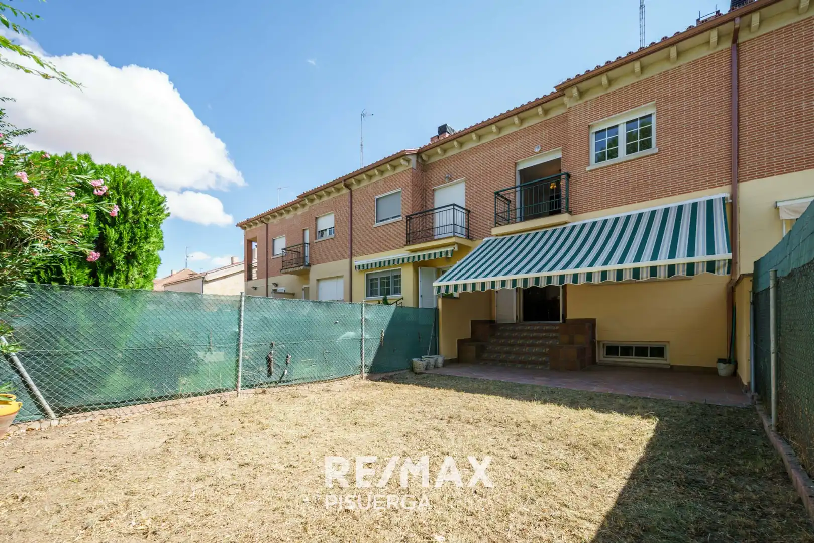 Vista exterior de Casa o xalet en venda en Fuensaldaña amb Jardí privat i Traster