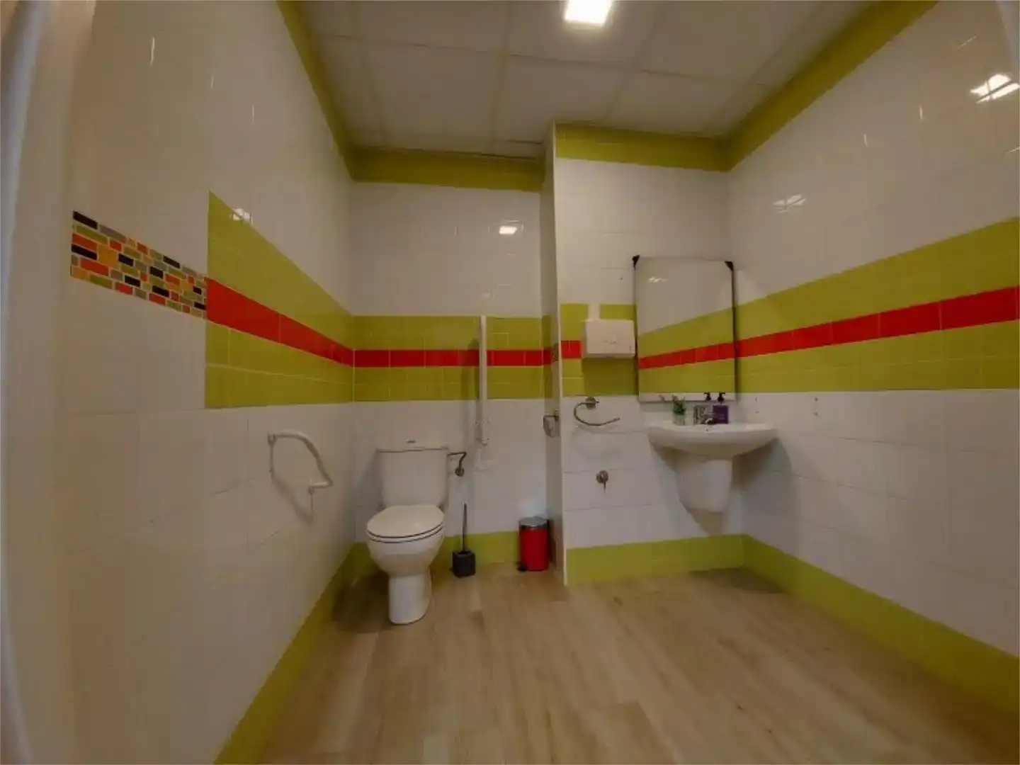 Bany de Local de lloguer en  Logroño amb Aire condicionat i Moblat