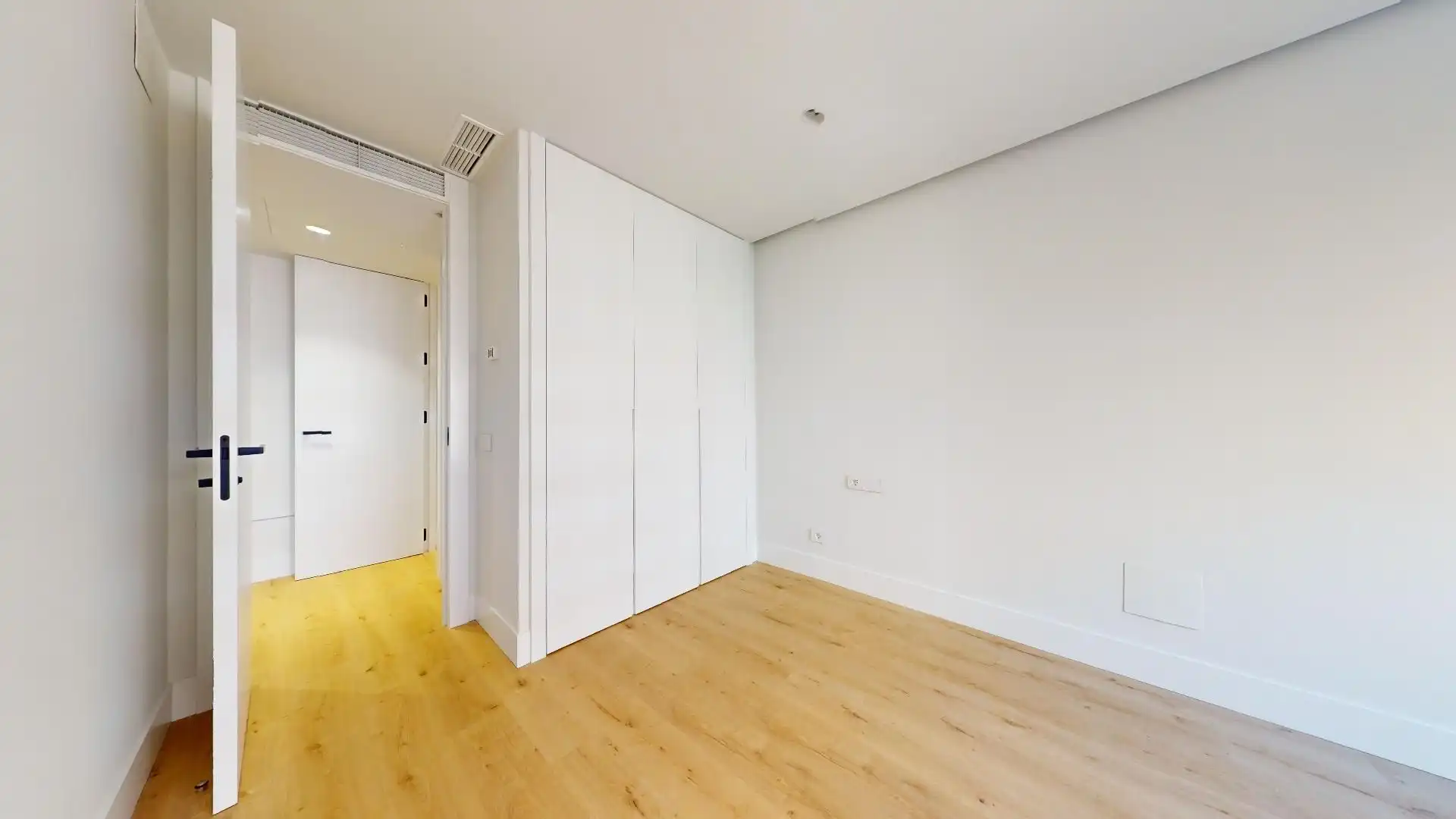 Bedroom of Flat for rent in Madrid  with Air Conditioner, Heating and Storage room