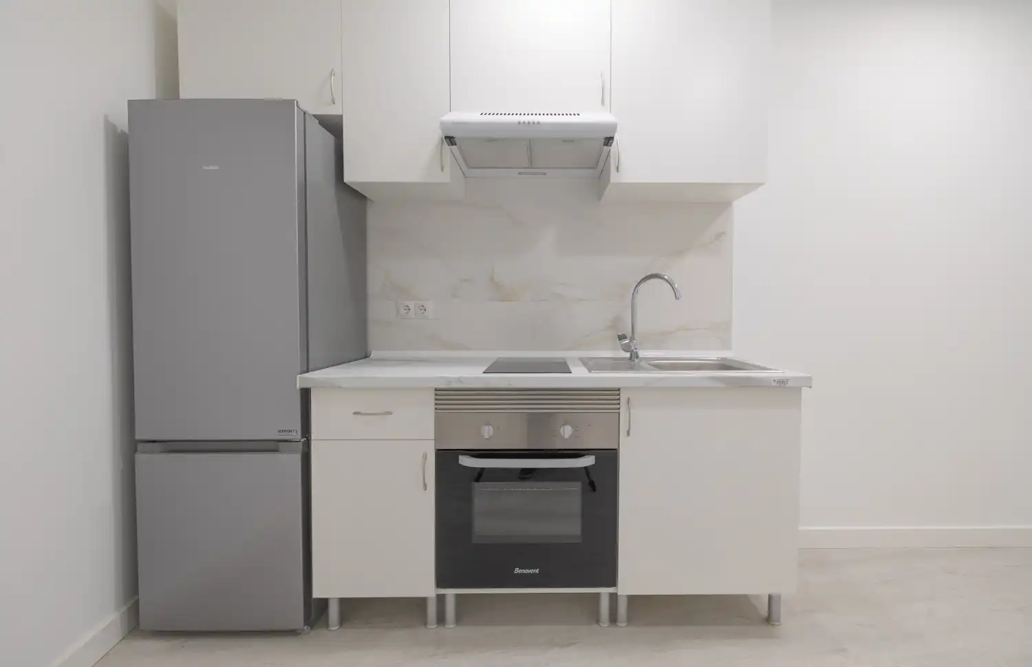 Cuina de Apartament de lloguer en Madrid amb Aire condicionat, Calefacció i Jardí privat
