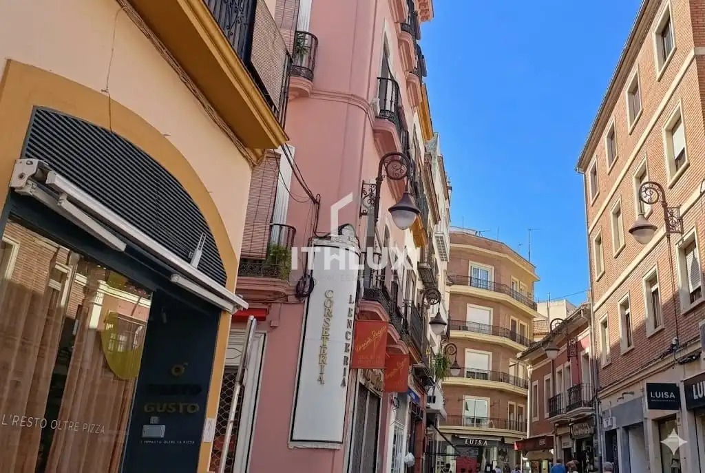 Vista exterior de Pis en venda en Sevilla amb Aire condicionat, Terrassa i Traster