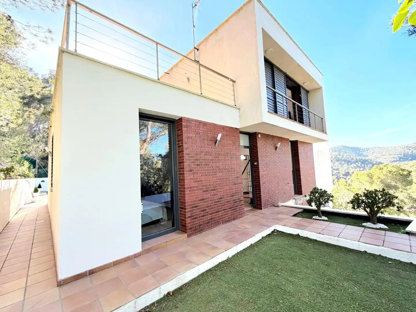 Vista exterior de Casa o xalet en venda en Cubelles amb Calefacció, Jardí privat i Terrassa