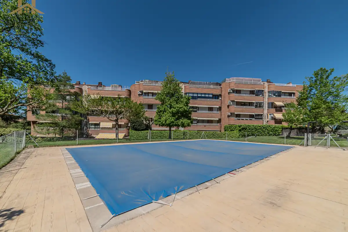 Swimming pool of Attic for sale in Pozuelo de Alarcón  with Air Conditioner, Heating and Terrace