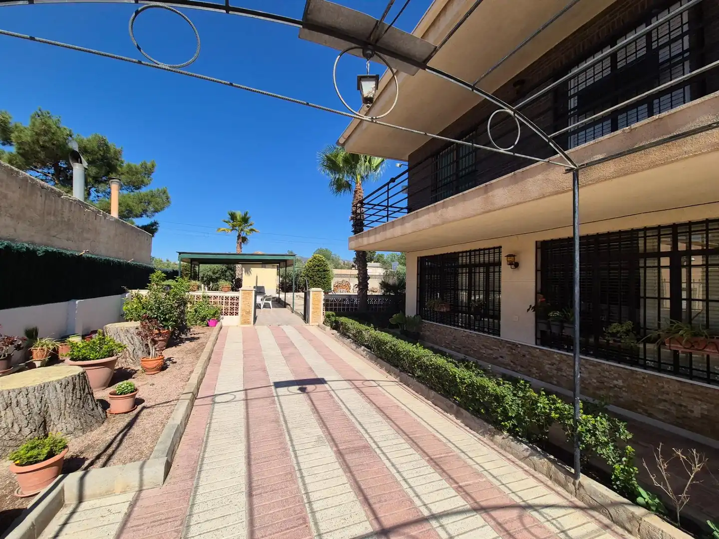 Vista exterior de Casa o xalet en venda en Elda amb Jardí privat, Terrassa i Traster