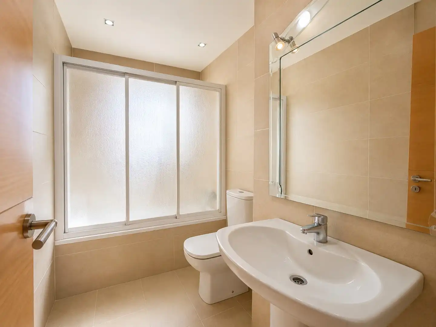 Bathroom of Flat for sale in Vélez-Málaga  with Parquet flooring, Terrace and Storage room