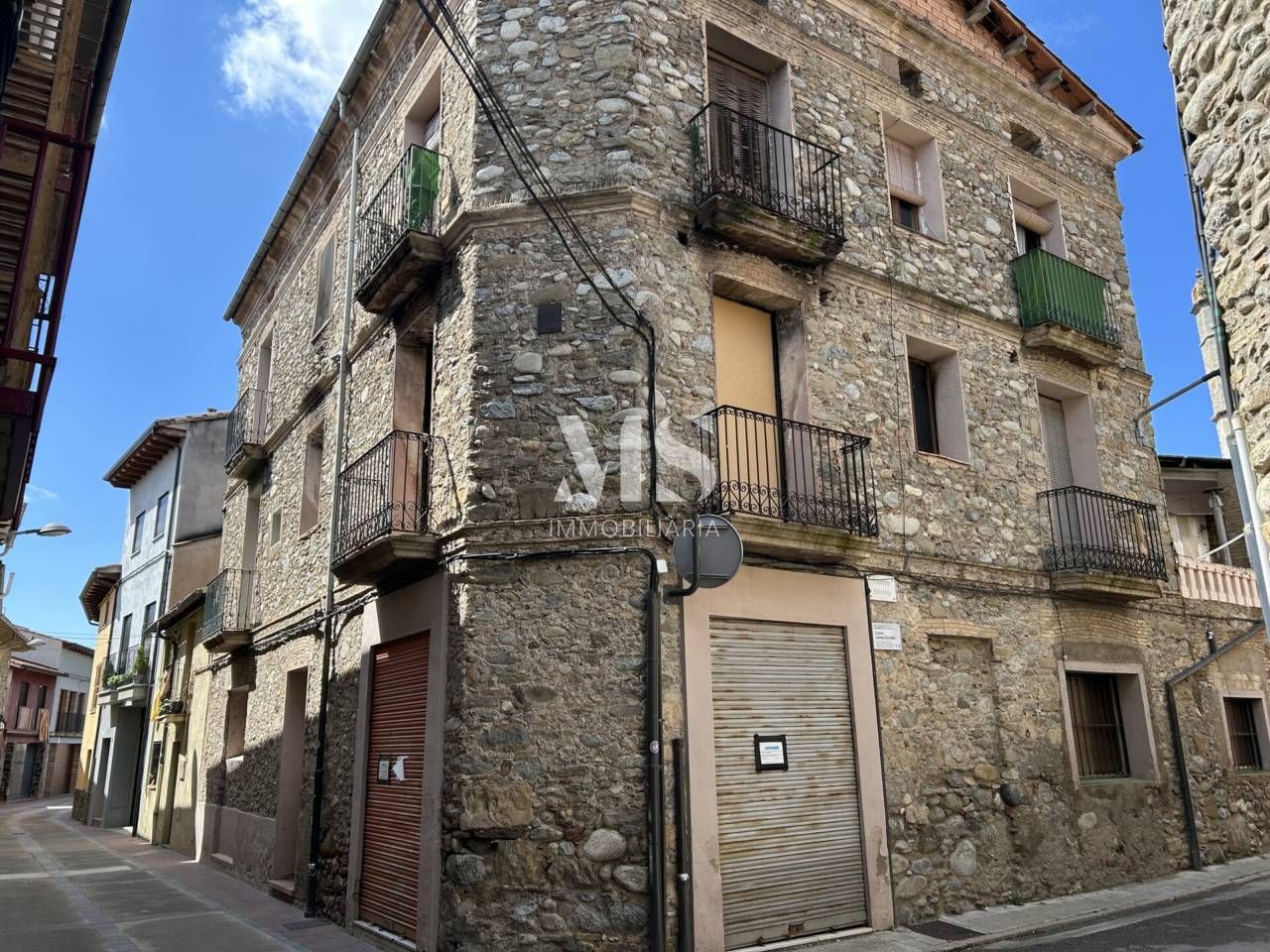 Vista exterior de Casa adosada en venda en Montesquiu amb Terrassa