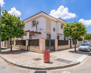 Vista exterior de Casa adosada en venda en Utrera amb Terrassa