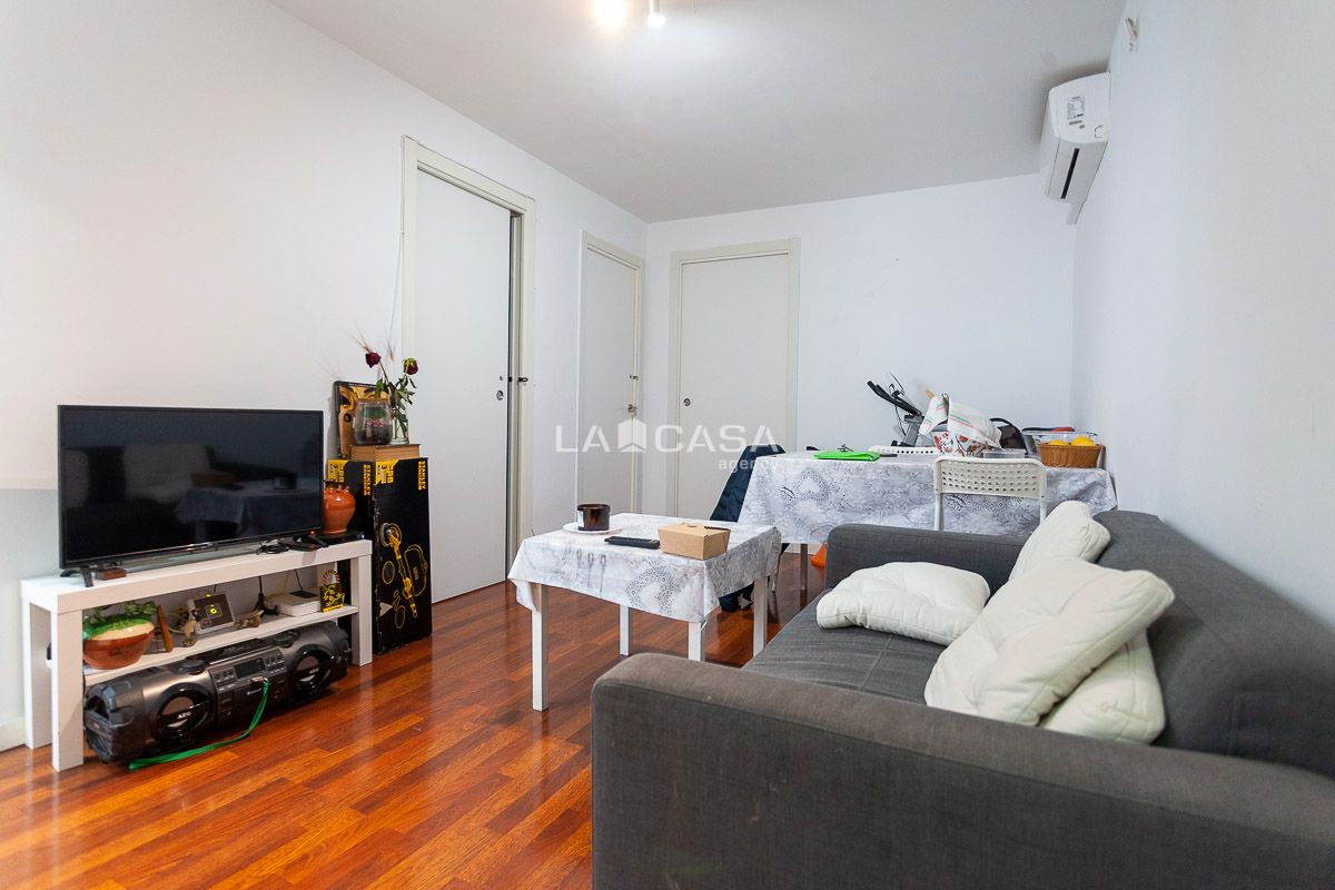 Sala d'estar de Pis en venda en L'Hospitalet de Llobregat amb Balcó