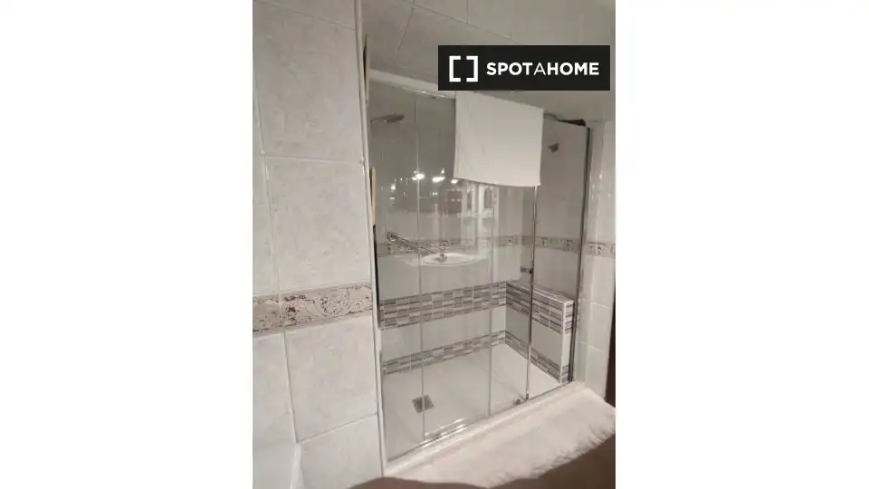 Bathroom of Flat for share in Alcalá de Henares  with Air Conditioner, Heating and Furnished