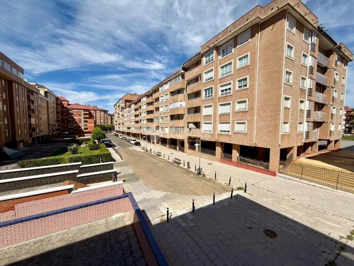 Außenansicht von Wohnung zum Verkauf in León Capital  mit Heizung, Parkett und Terrasse