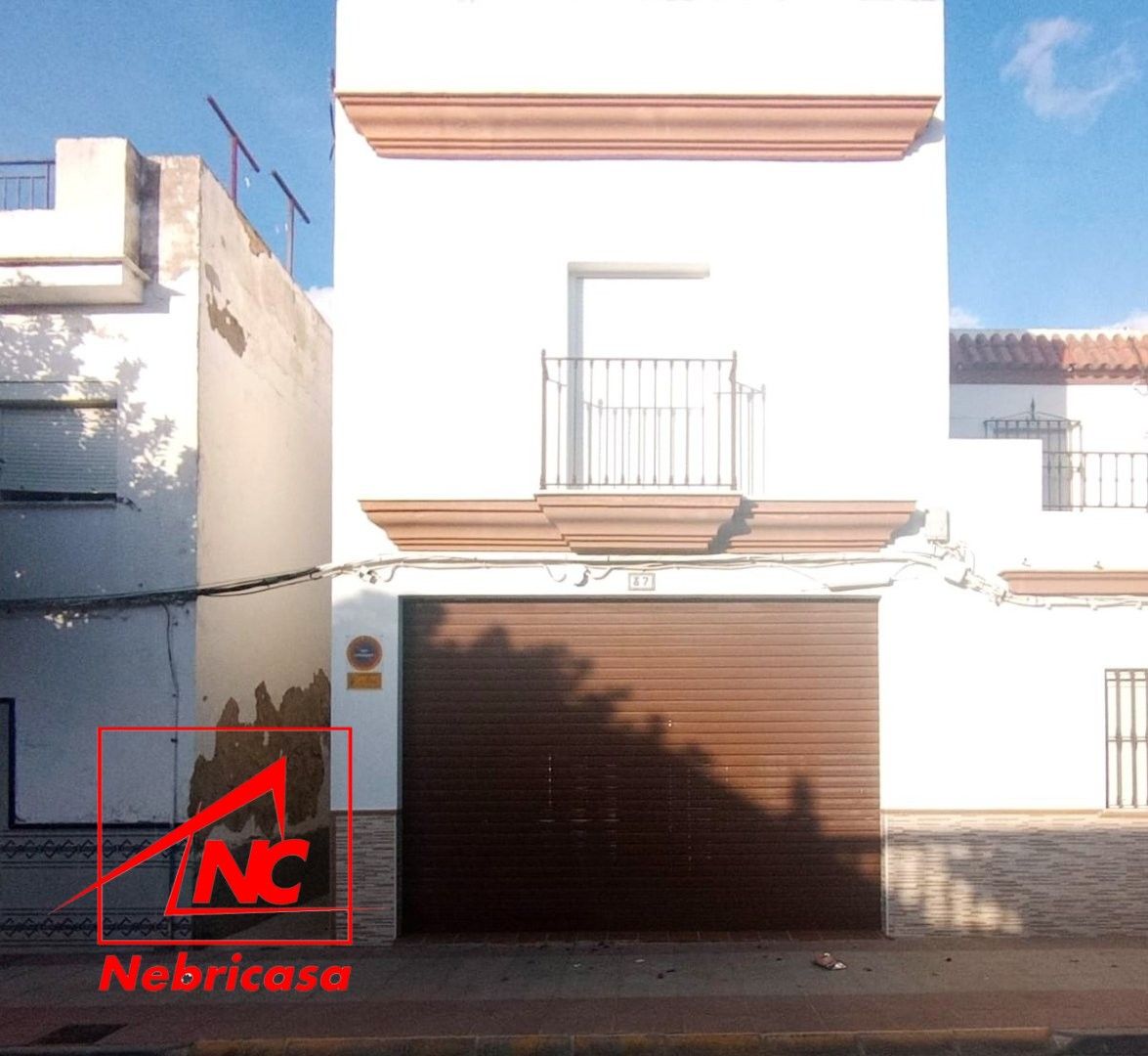 Vista exterior de Casa adosada en venta en El Cuervo de Sevilla