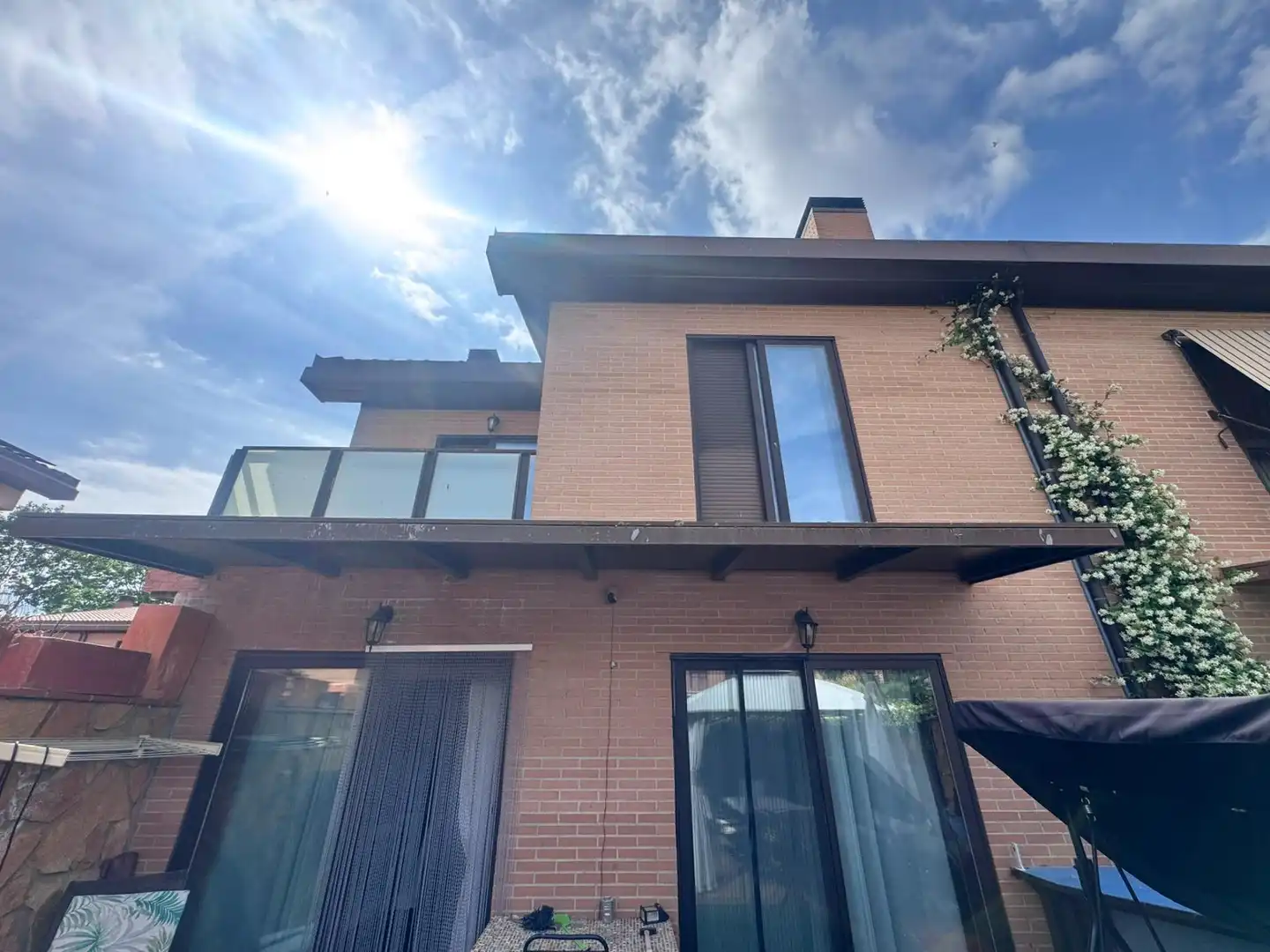 Vista exterior de Casa adosada en venta en Yebes con Calefacción, Balcón y Piscina comunitaria