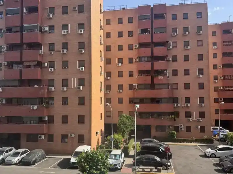 Vista exterior de Pis en venda en  Sevilla Capital amb Aire condicionat, Piscina i Balcó