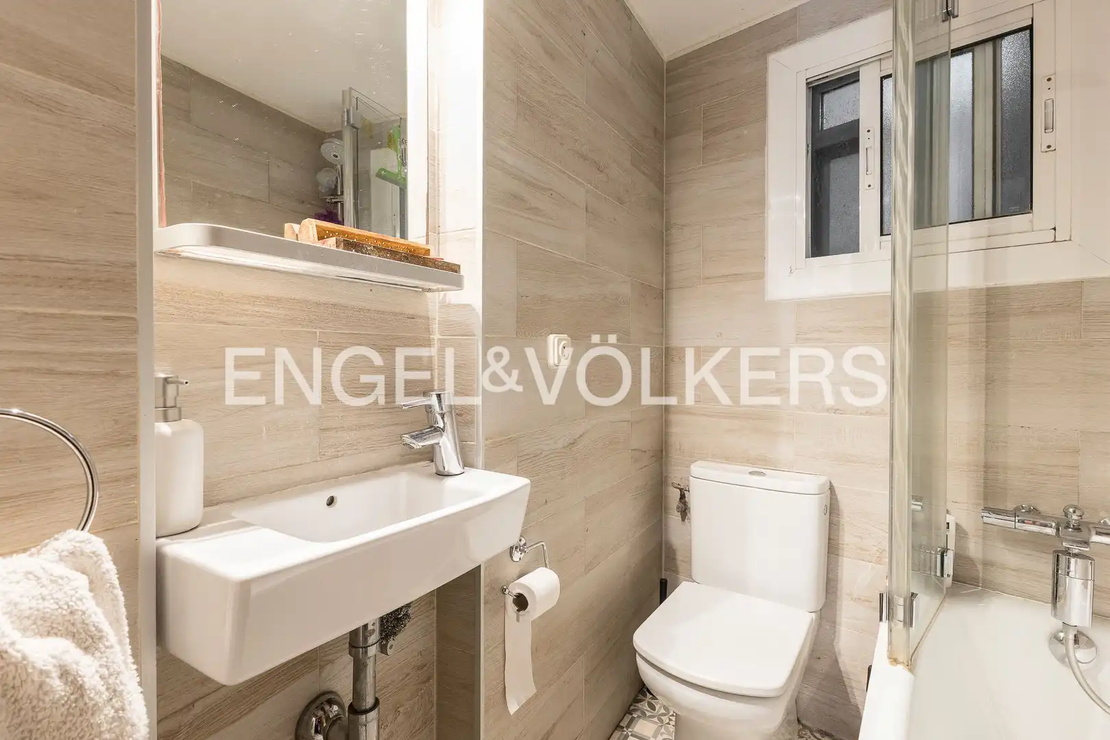 Badezimmer von Wohnung zum Verkauf in Barcelona mit Heizung und Terrasse