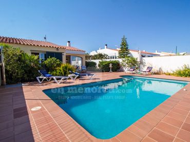 Casa con piscina en venta en Carrer del Bergantí