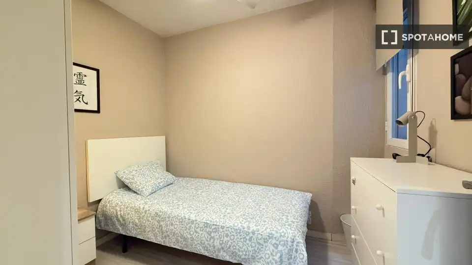 Bedroom of Flat for rent in Madrid  with Air Conditioner, Heating and Furnished