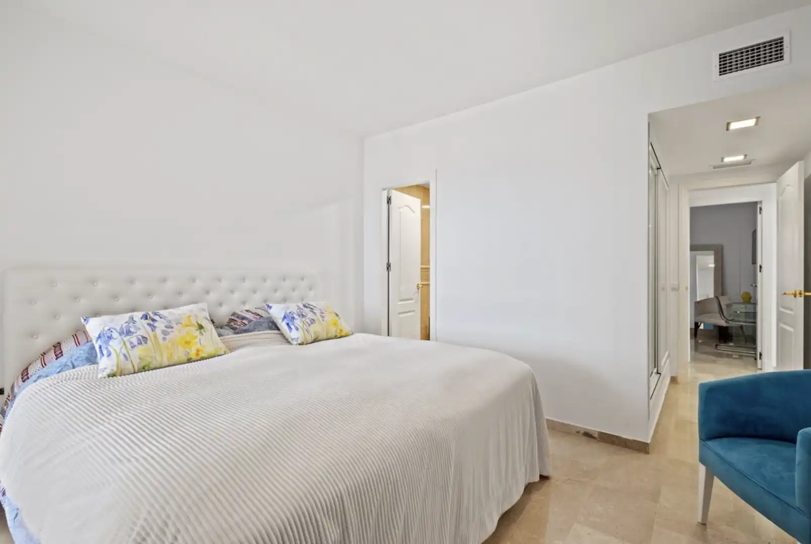 Habitación de Apartamento en venta en Estepona con Aire acondicionado, Calefacción y Terraza