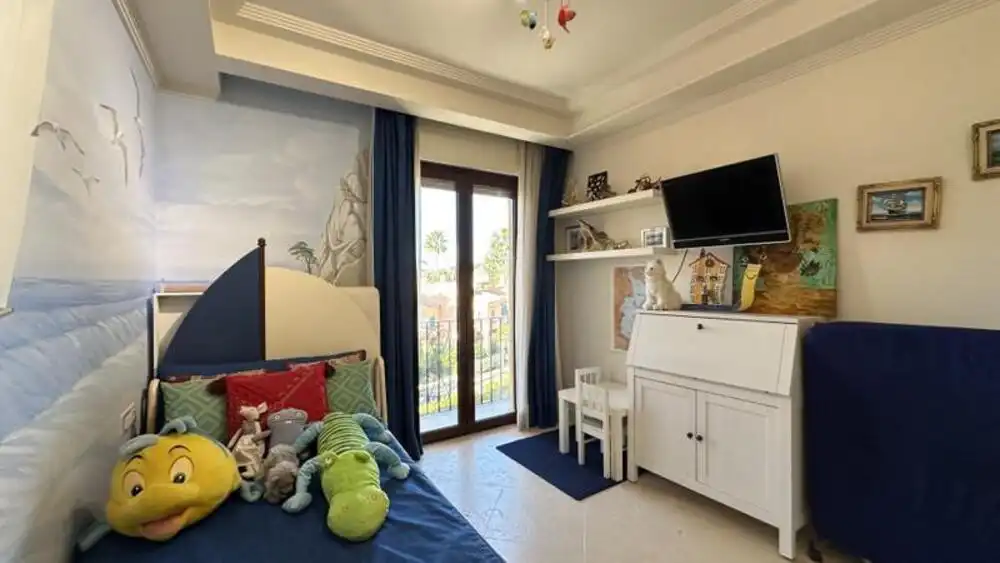 Dormitori de Apartament de lloguer en Estepona amb Aire condicionat, Terrassa i Piscina