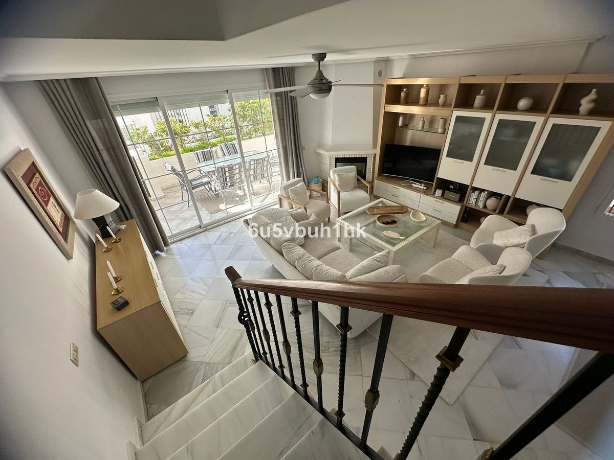 Sala d'estar de Casa adosada de lloguer en Marbella amb Aire condicionat, Jardí privat i Piscina