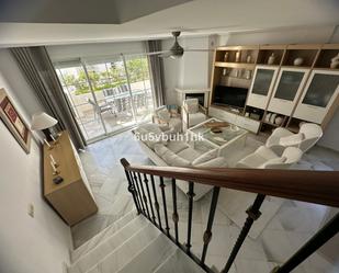 Sala d'estar de Casa adosada de lloguer en Marbella amb Aire condicionat, Jardí privat i Piscina