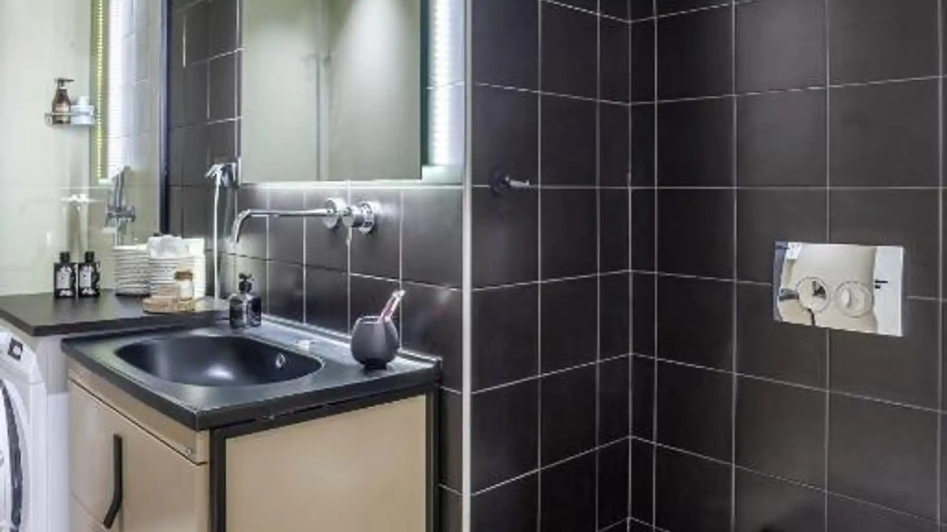 Bany de Apartament de lloguer en A Coruña Capital  amb Aire condicionat, Moblat i TV