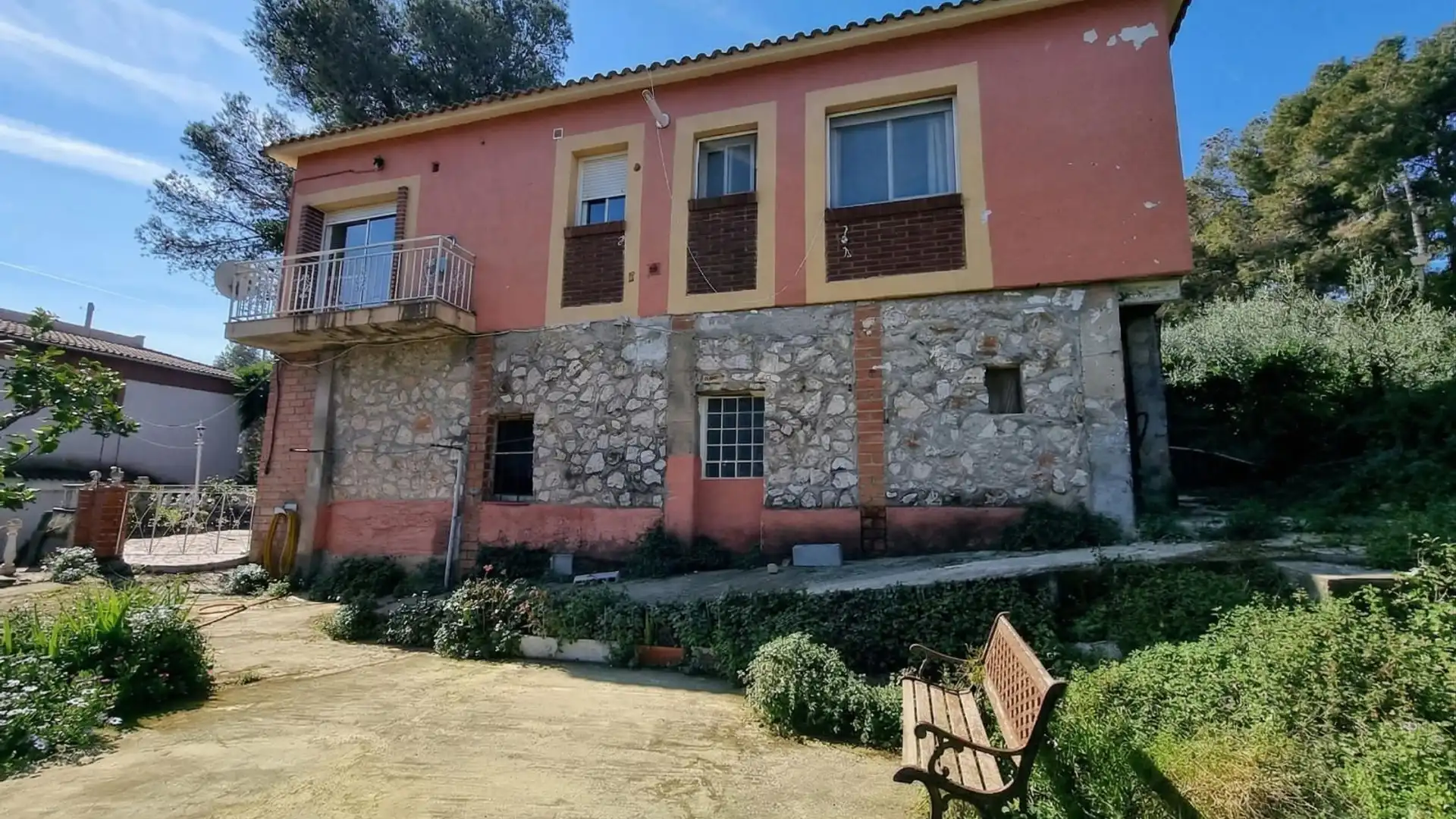 Vista exterior de Casa o chalet en venta en La Bisbal del Penedès con Trastero, Piscina y Balcón