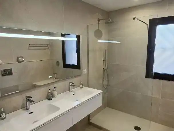 Bany de Pis en venda en Estepona amb Aire condicionat, Traster i Piscina
