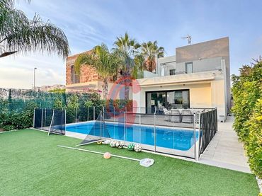 Villa avec piscine à vendre à Avenida Avenida del Salvador 55