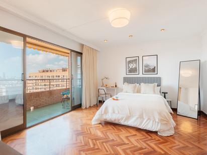 Bedroom of Flat to share in  Valencia Capital  with Balcony