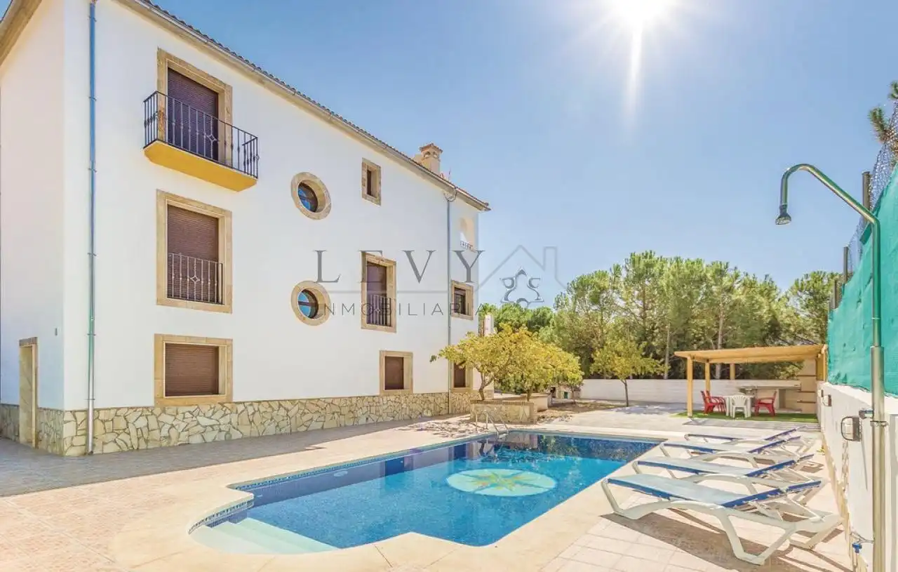 House with pool for sale in Iznájar