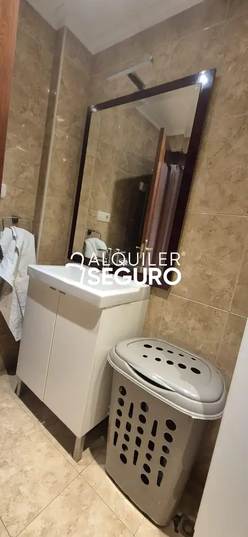 Bathroom of Flat for rent in Gijón   with Heating, Storage room and Furnished